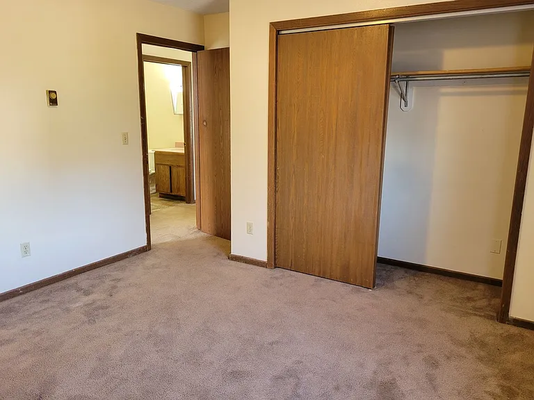 211 W Johnson St — Photo 20