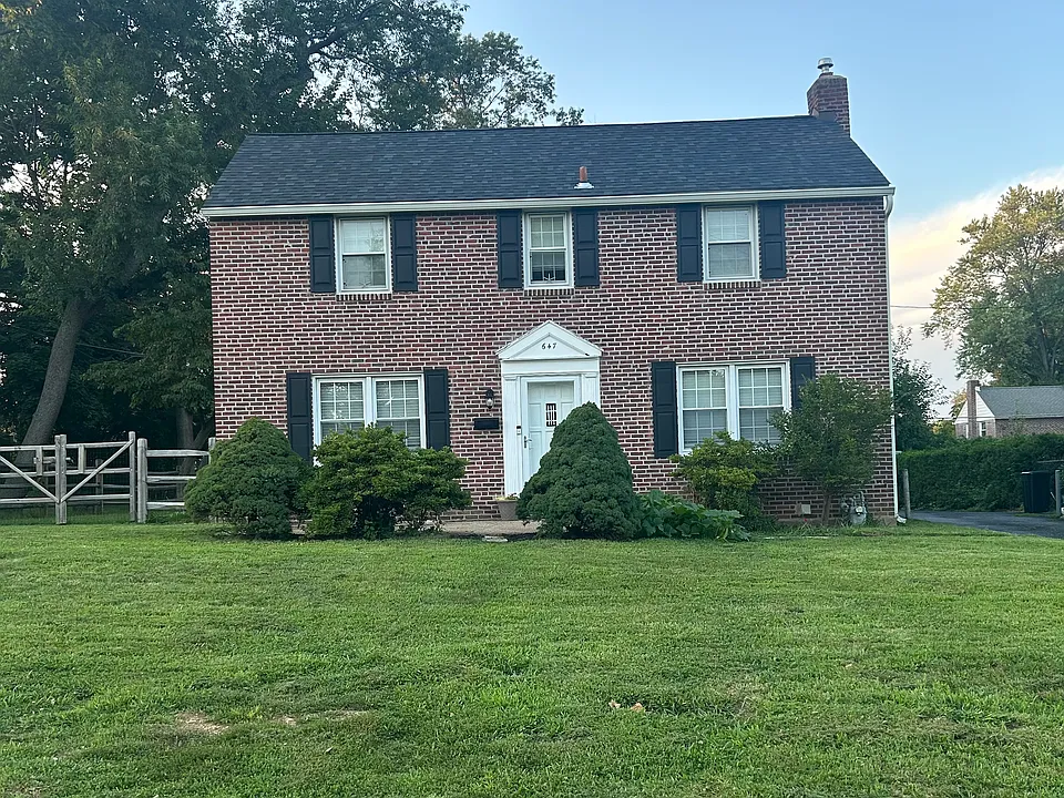 647 Hawarden Rd