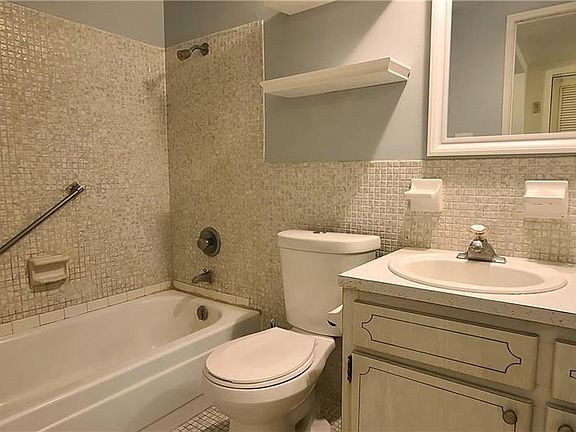 4th image of 911 Washington Ave SW #215
