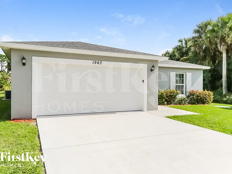 1943 SW Sunglow St — Photo 2