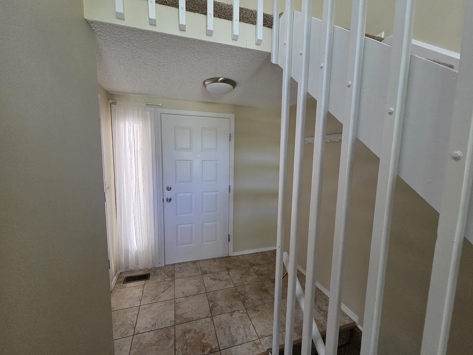2 bed, 1.5 bath, 1622 sqft, $1,800 — Photo 2