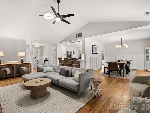 5th image of 239 Windsor Forest Cir