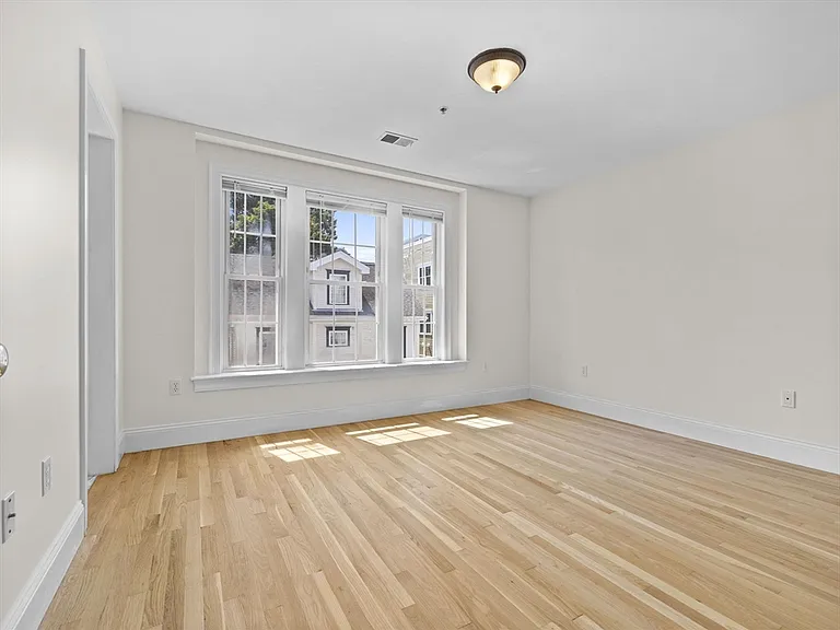 408 E 3rd St #5 — Photo 15