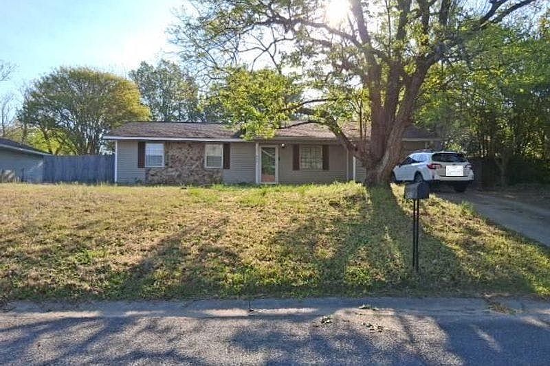 1st image of 402 Scarborough Rd
