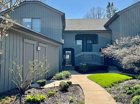 218 Shoreline Rd APT C, Lake Barrington, IL 60010