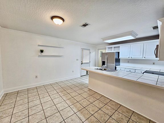 5th image of 69 Fairview Dr
