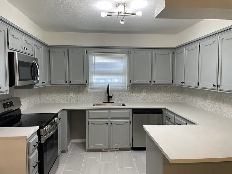 1715 Lancaster Cir — Photo 4