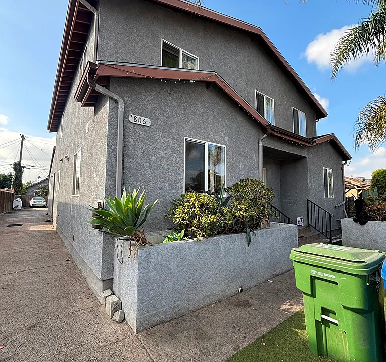 808 W 65th St