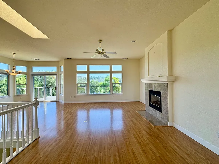 6255 Peacock Way — Photo 10