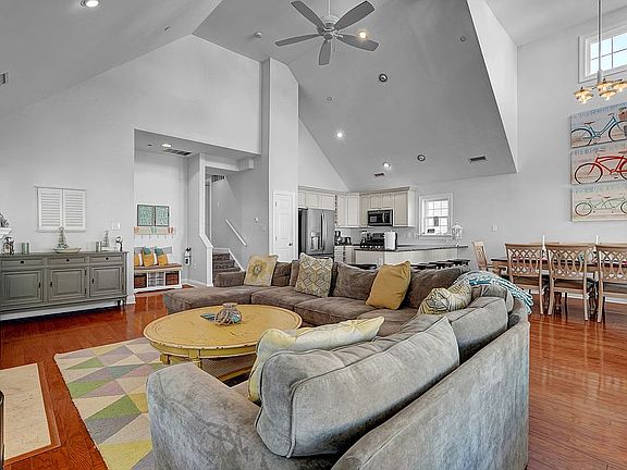3rd image of 818 3rd St APT 2