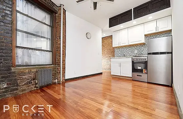 Building Photo - 647 E 11th St #1