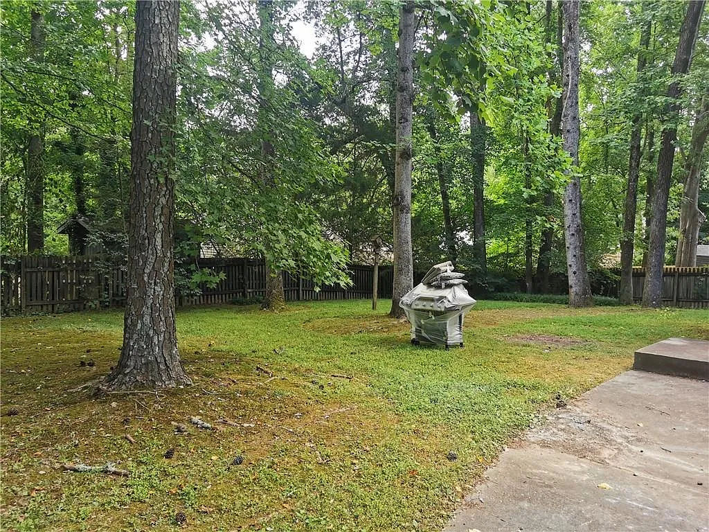 4 bed, 2.0 bath, 904 sqft, $2,495 — Photo 3