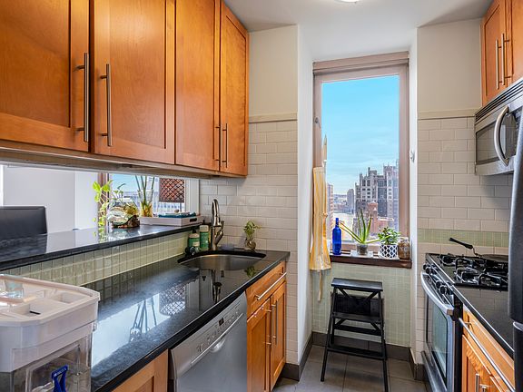 4th image of 235 E 40th St APT 24G