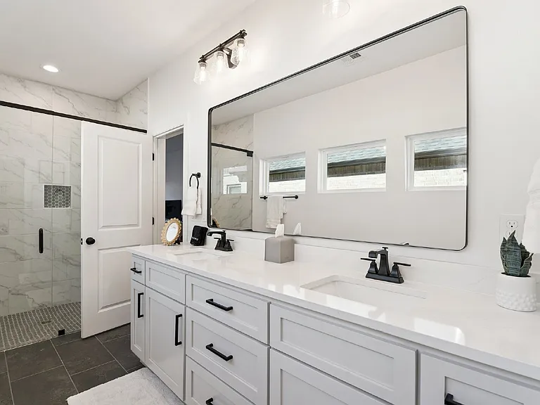 2410 W Charleston St — Photo 37