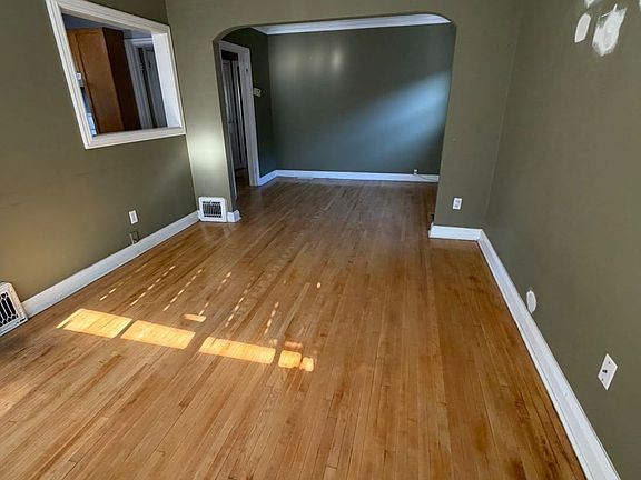 4th image of 105 Saint Hubert Ave