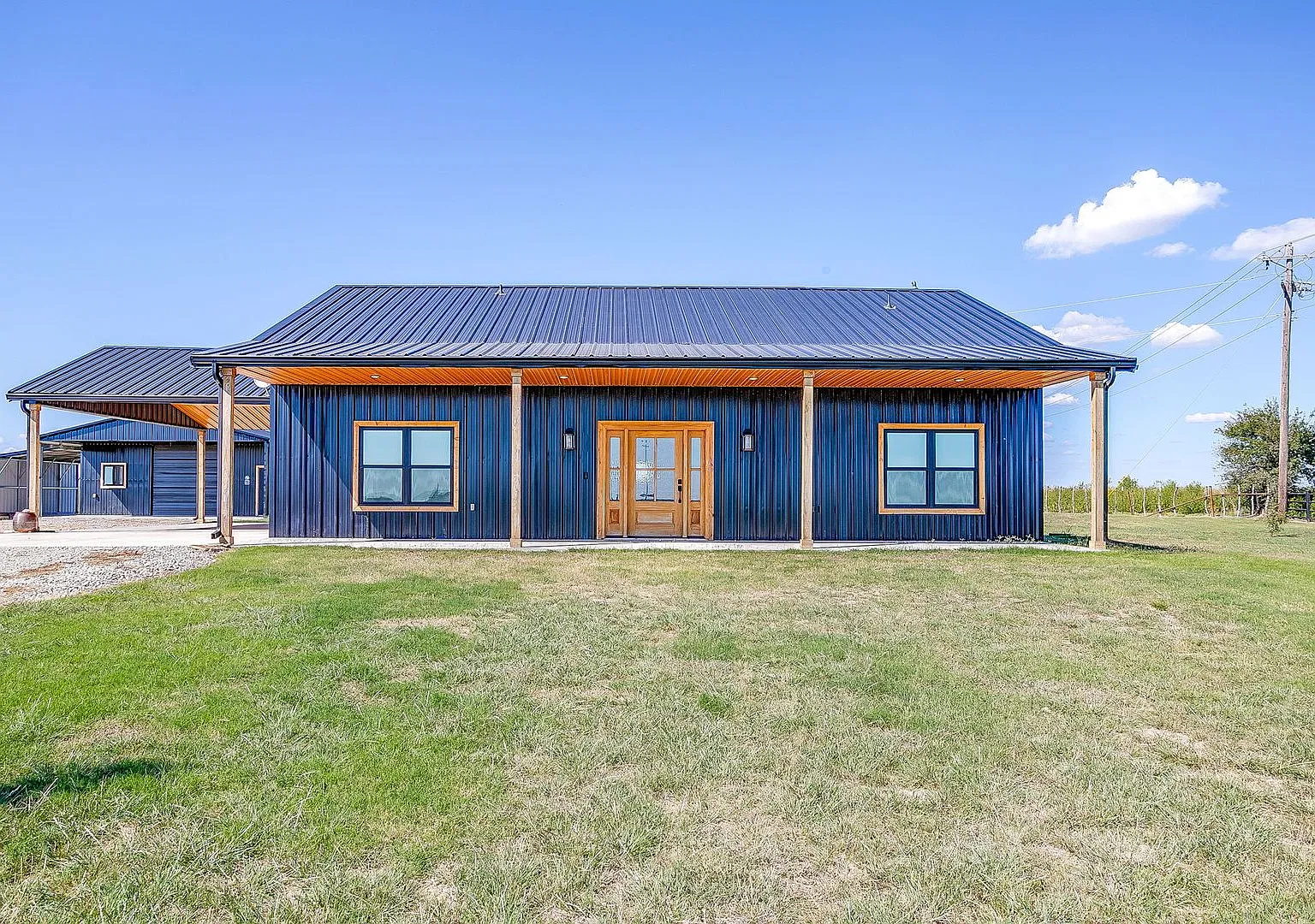 Luxury Barndominium Haven with Workshop, Garage & Covered Parking — Photo 2