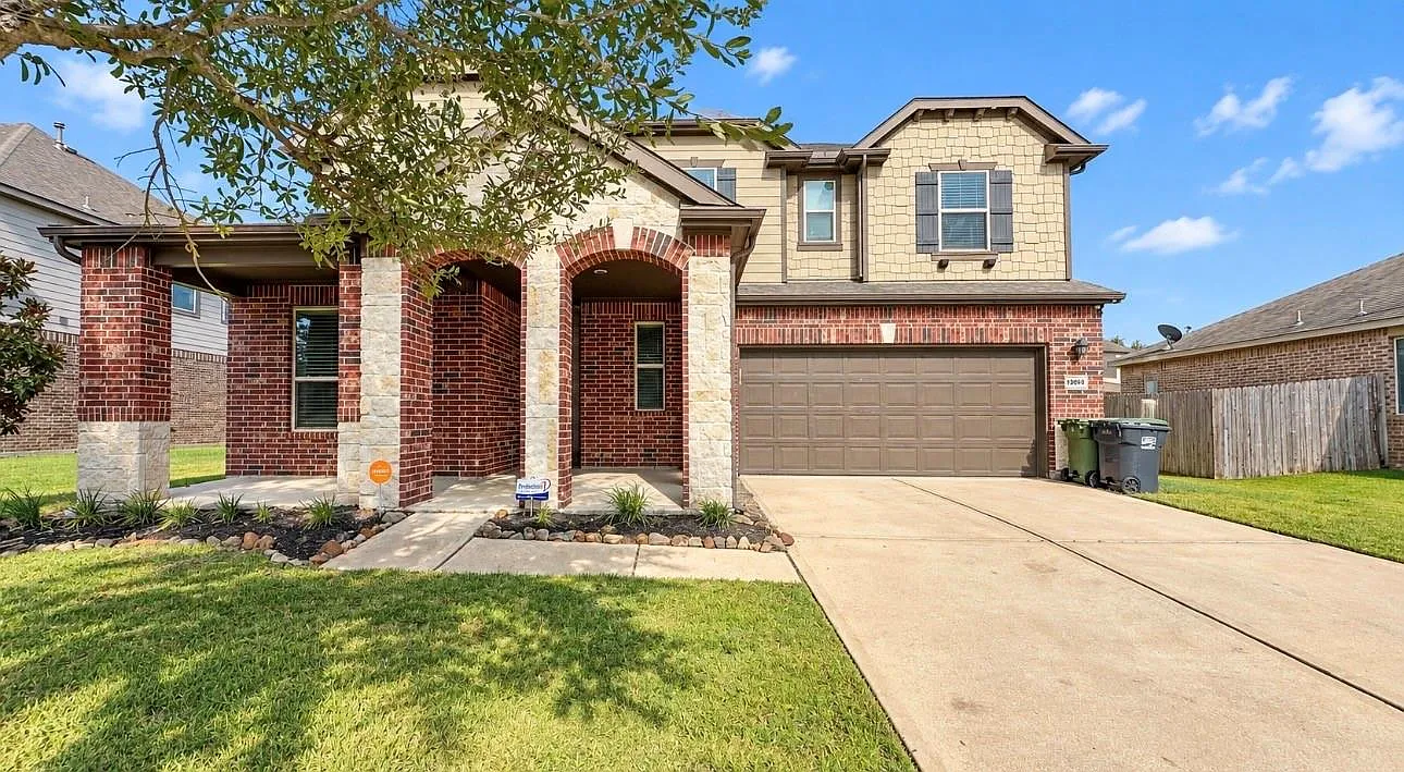 4 bed, 2.5 bath, 2933 sqft, $2,975 — Photo 1