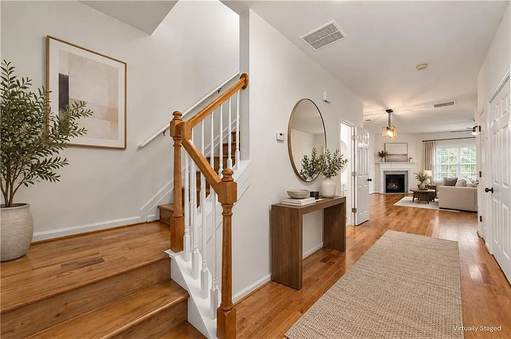 3 bed, 2.5 bath, 1680 sqft, $2,300 — Photo 2