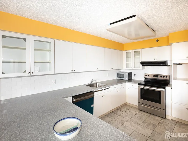 30 S Adelaide Ave #5M — Photo 13