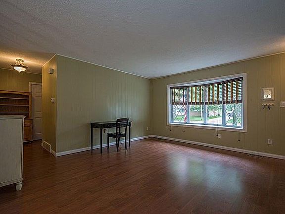 5th image of 571 Canterbury Dr