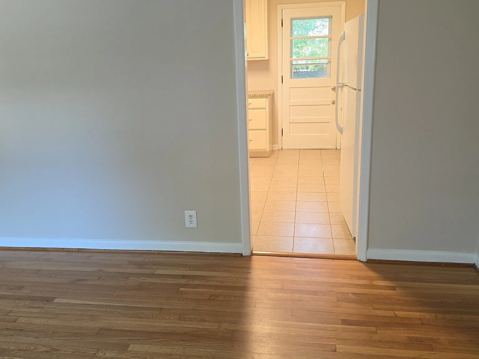3 bed, 1.5 bath, 1075 sqft, $1,400 — Photo 3