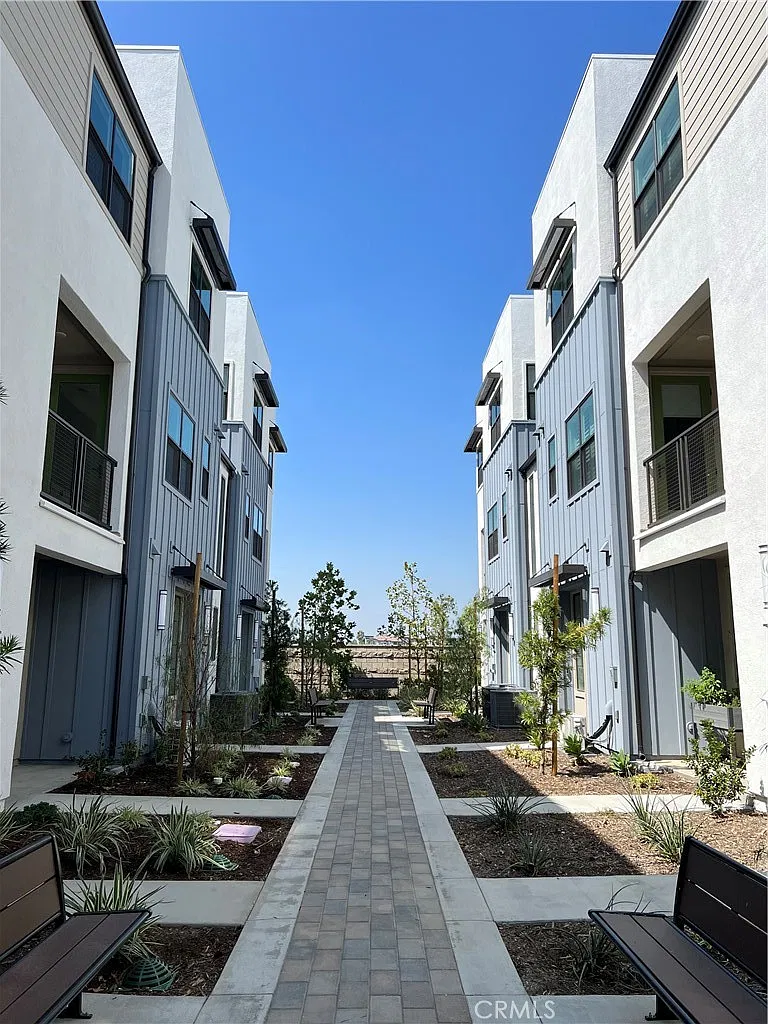3 bed, 3.5 bath, 2138 sqft, $3,300 — Photo 1