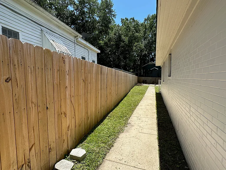 1459 Dauphin St — Photo 6