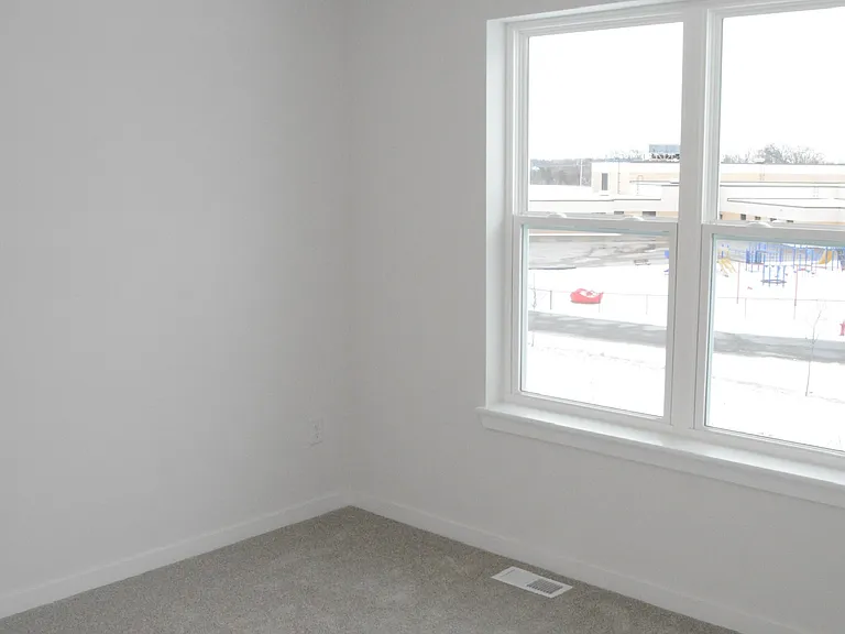 664 E Bluff Cir — Photo 14