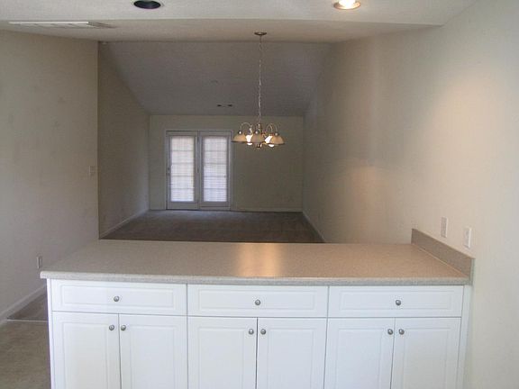 3rd image of 118 Kingston Village Dr