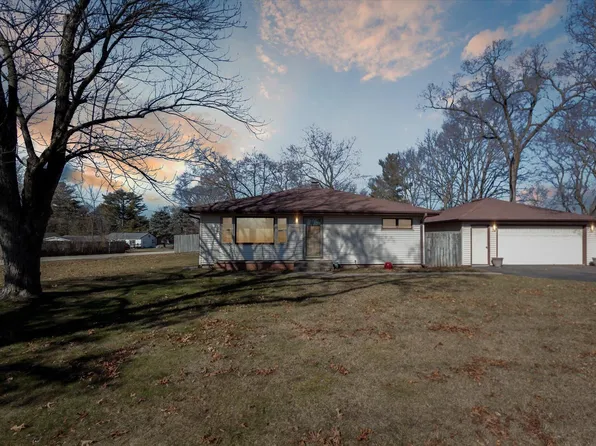 1102 N Blackhawk Blvd, Rockton, IL 61072