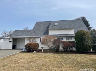 7 Wafer Ln, Wantagh, NY 11793