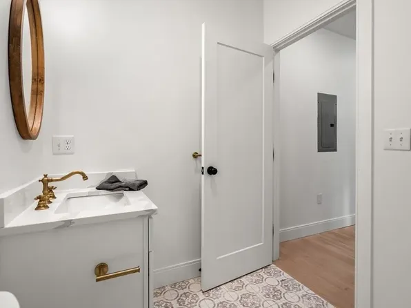 138 Centre St #4, Boston, MA 02124