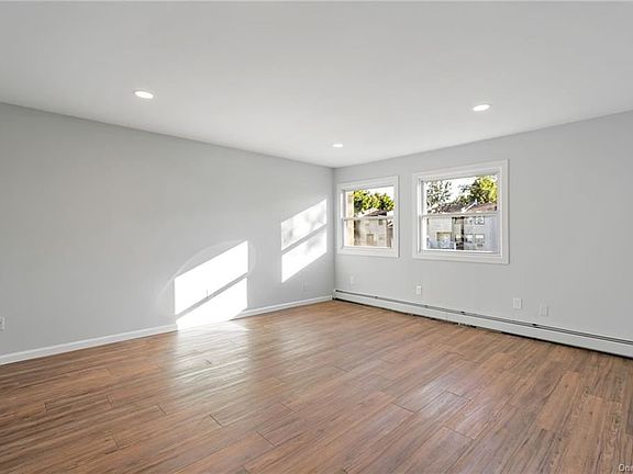 4th image of 24 Sandburg Ct