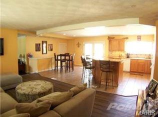 1917 Raintree Dr, Imperial, MO 63052