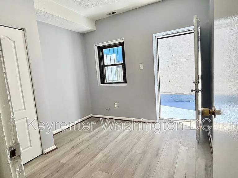 1537 A St SE #SE — Photo 9