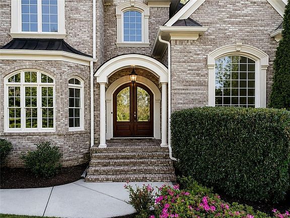 3rd image of 207 Gold Leaf Ln