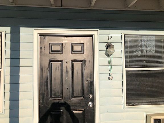 4th image of 221 Hampton Ave #12