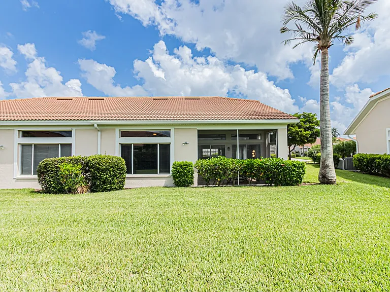 12855 Devonshire Lakes Cir — Photo 40