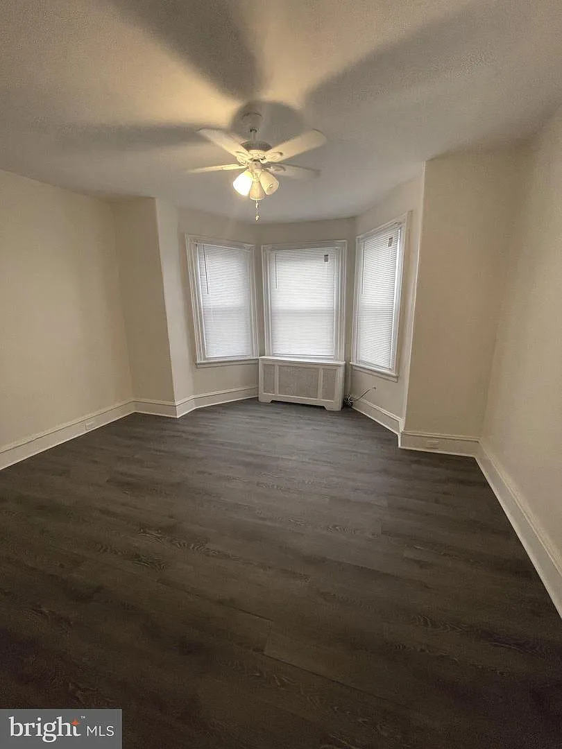 Renovated 2 Bedroom With Laundry — Photo 3