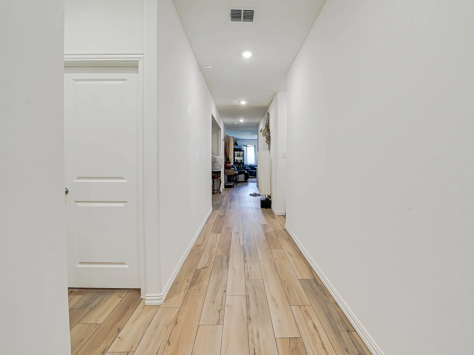 4 bed, 1996 sqft, $2,800 — Photo 2