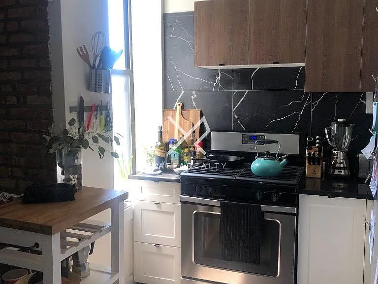 555 Hart St #2L — Photo 6