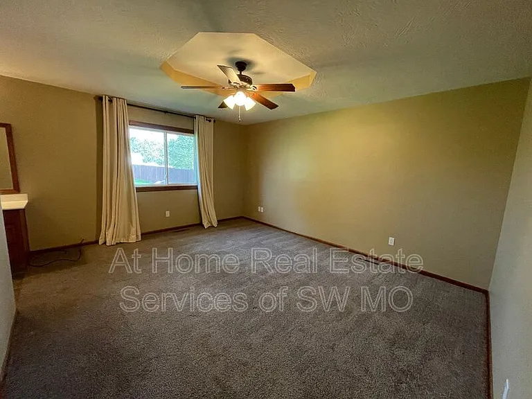 201 W Sally Ln — Photo 10