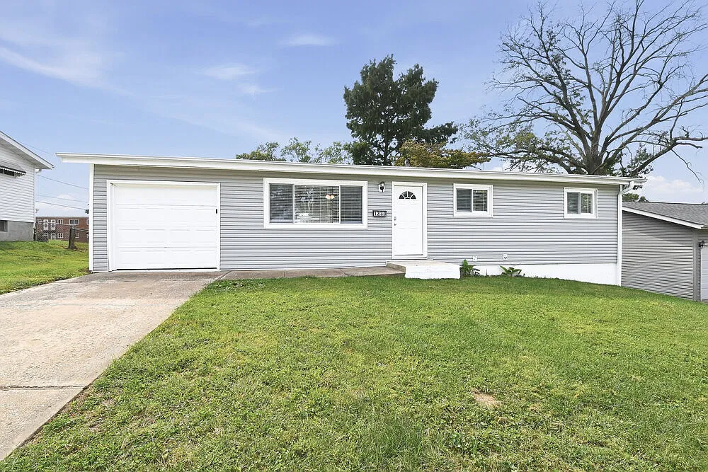 3 bed, 1.0 bath, 960 sqft, $1,570 — Photo 1