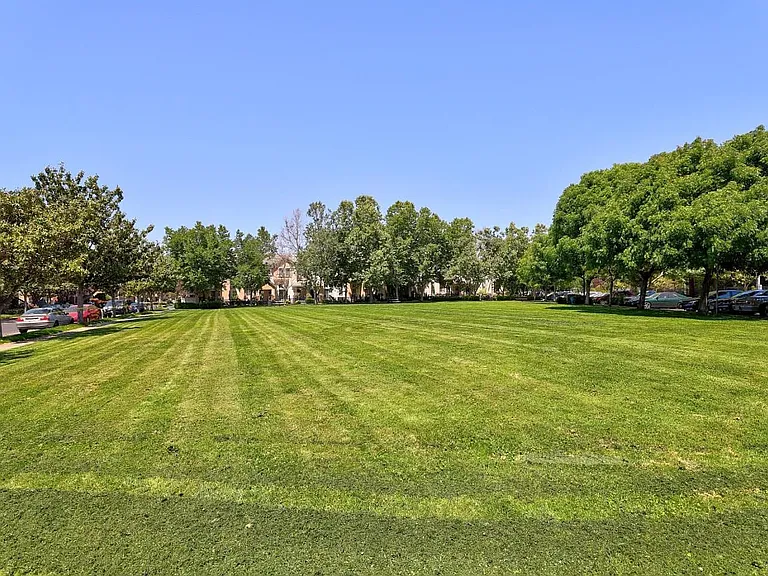 137 Huntington Ct — Photo 26
