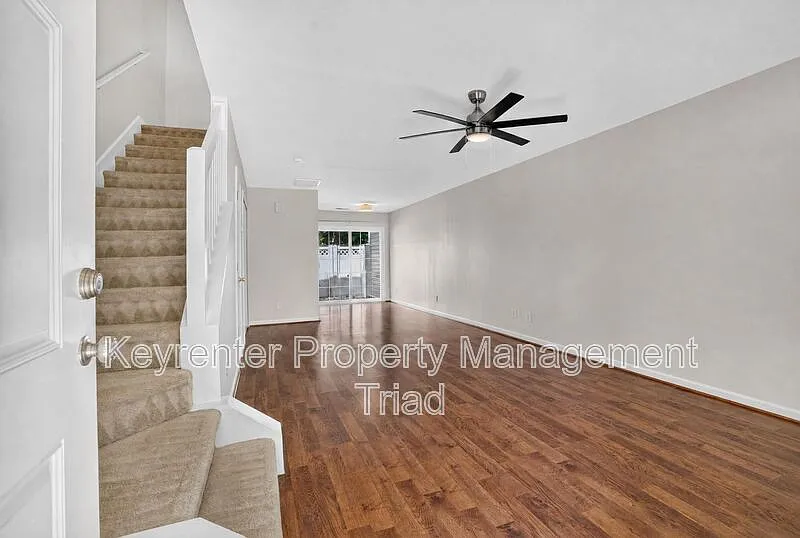 2 bed, 1.5 bath, 1008 sqft, $1,500 — Photo 2