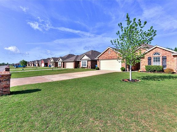 2nd image of 2207 Bradford Cir