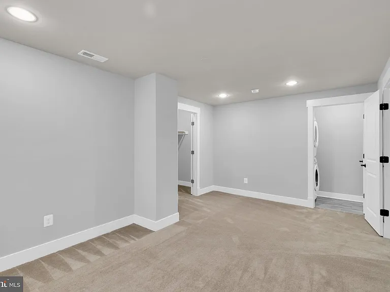 2233 N Underwood St — Photo 51