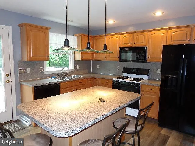 3 bed, 2.5 bath, 2120 sqft, $2,500 — Photo 2