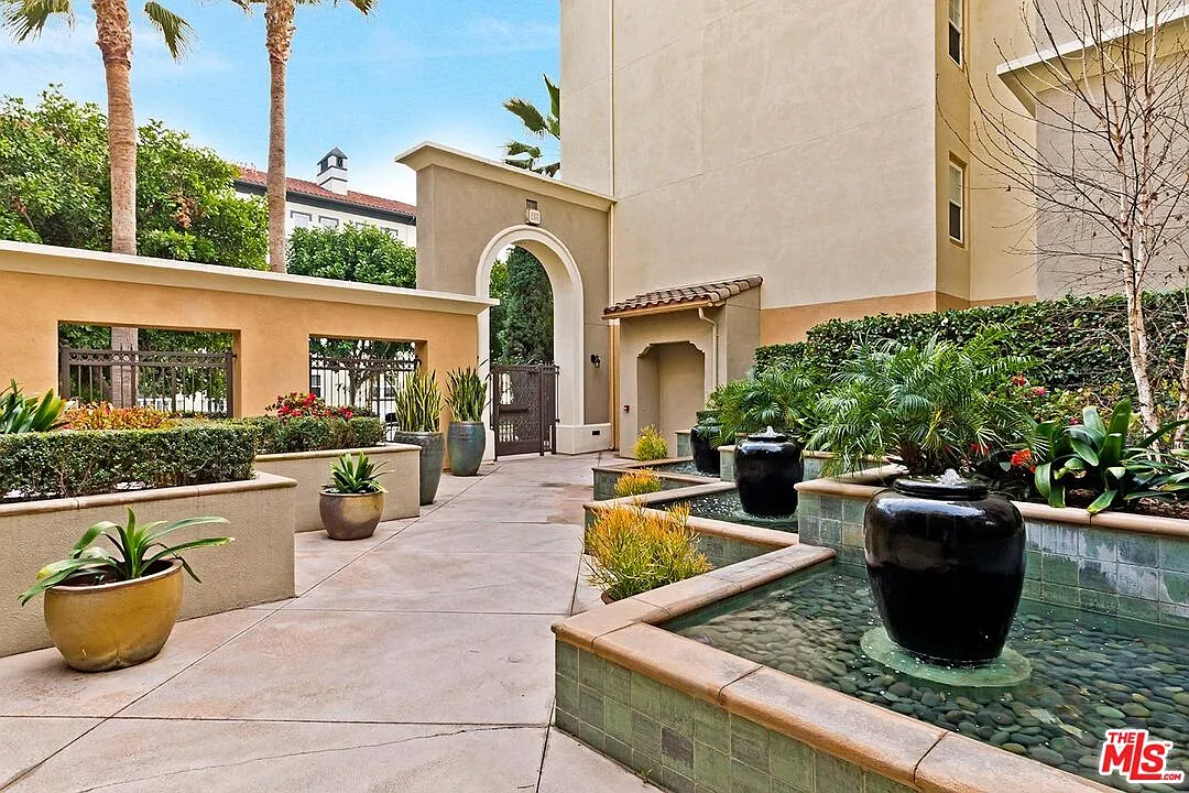 2 bed, 2.0 bath, 1300 sqft, $4,800 — Photo 4