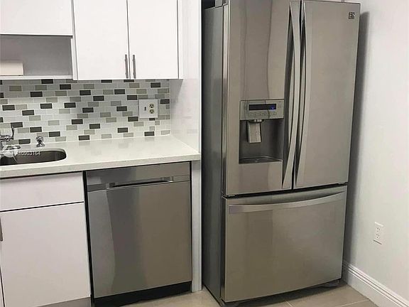 3rd image of 919 Hillcrest Dr APT 404